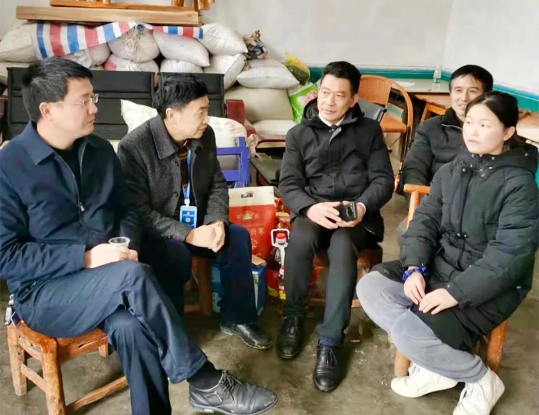 让爱回家:bifa必发集团常德高星贸易广场发展春节扶贫助困送温暖活动(图2) 让爱回家:bifa必发集团常德高星贸易广场发展春节扶贫助困送温暖活动(图2)