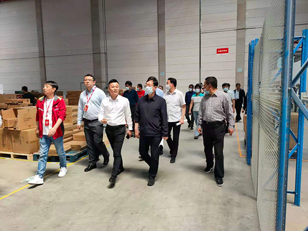 吐鲁番市政协党组书记、主席胡国辉一行调查bifa必发集团-京东华北物流基地(图3) 吐鲁番市政协党组书记、主席胡国辉一行调查bifa必发集团-京东华北物流基地(图3)