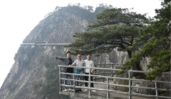 pg电子游戏试玩风管销售中心员工在安徽明堂山景区照片
