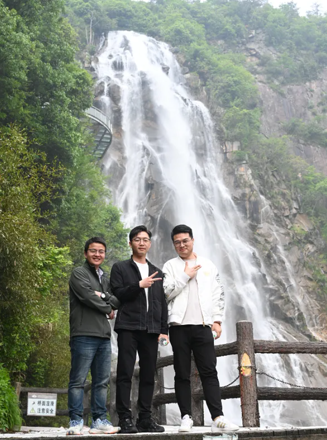 pg电子游戏试玩风管销售中心员工在安徽明堂山景区照片