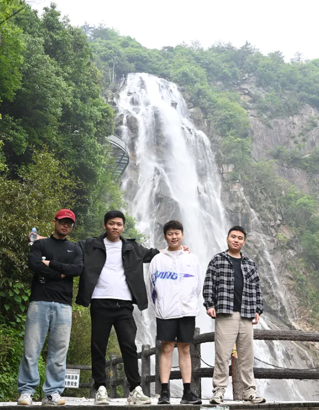 pg电子游戏试玩风管销售中心员工在安徽明堂山景区照片